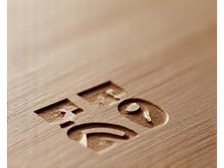 Nær bilde av FSC-sertifisert skandinavisk tre med et subtilt sertifiseringsmerke