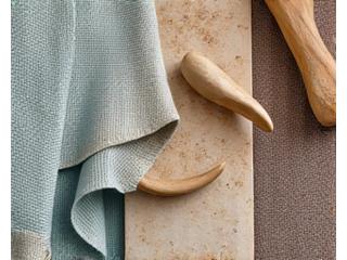 Nært bilde av teksturer fra resirkulerte og oppgraderte materialer, for eksempel et ullstoff laget av resirkulerte flasker